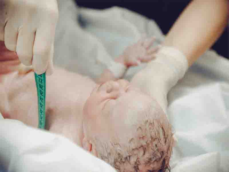 A woman in the UK gives birth to a baby weighing 6 kilos and 775 grams