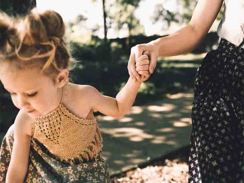 Babysitter's elbow: beware of pulling on children's arms, it can cause injury